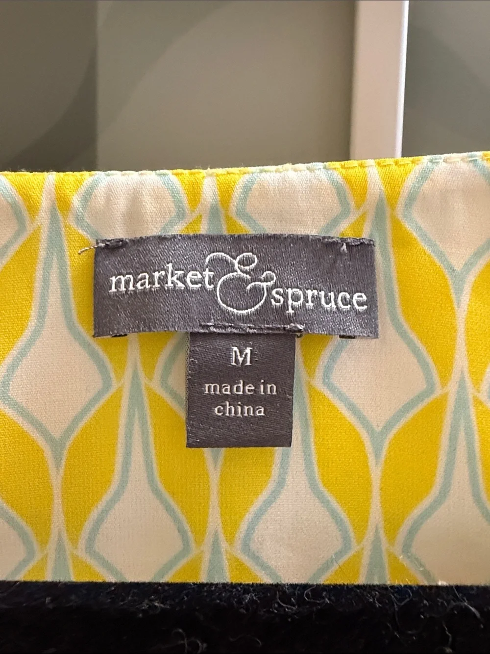 Market & Spruce Yellow and White Geometric V-Neck Sleeveless Camisole